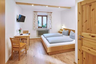 Urlaubshof Kirchmaier - Doppelzimmer Nr. 2 im 1. OG mit Chiemseeblick