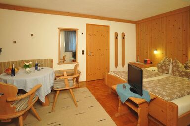 Gästehaus Bartholomäus - Doppelzimmer mit möblierten Balkon und Bergblick