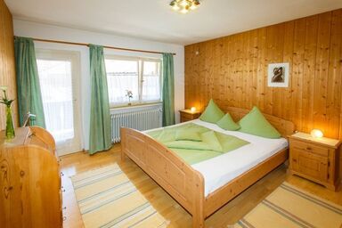 Café Chiemgau und Gästehaus - Ferienwohnung 6, 68qm, Balkon, Küche, 2 Schlafzimmer, 1 Wohnzimmer, max 4 Pers.