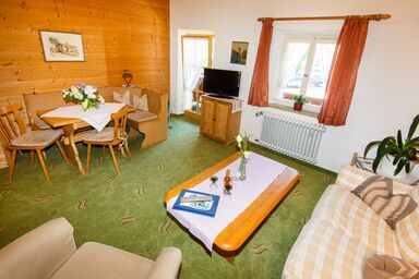 Café Chiemgau und Gästehaus - Ferienwohnung 6, 68qm, Balkon, Küche, 2 Schlafzimmer, 1 Wohnzimmer, max 4 Pers.