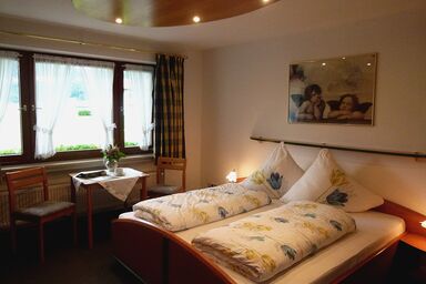 Gästehaus Pointner - Doppelzimmer 1, Erdgeschoss, Dusche und WC, Sitzecke, TV, WLAN