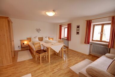 Neuhaushof - Chiemgau Karte - Doppelzimmer 3 mit Zustellbett, Etagendusche und WC, Balkon