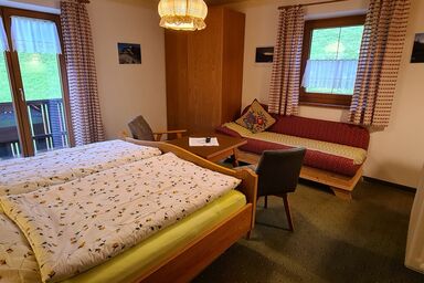 Haus Kehlstein - Doppelzimmer Nr. 6, Dusche/WC/Balkon, TV, W-LAN, Sitzecke, Obergeschoss