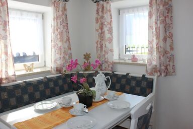 Ferienwohnungen Esterer - Ferienwohnung EG, 50 m², separates Schlafzimmer 2 Pers., Du/WC, Liegewiese