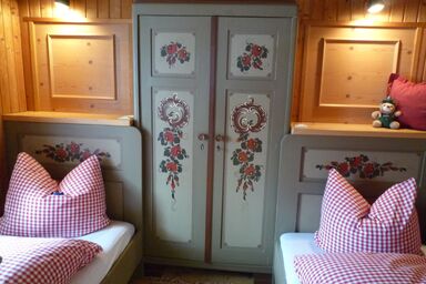 Siglhof am Pattenberg - Hochfellnblick bis 4 Pers. mit 1 Schlafzimmer und 1 Wohn-Schlafraum im Obergschoß mit Balkon in sehr ruhiger Lage