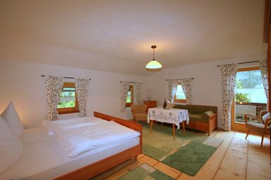 Knotzenlehen Ferienwohnung - Ferienwohnung, 2-4 Personen, 80 qm, Dusche/WC, Balkon, TV, WLAN, 2 Schlafzimmer, Nichtraucher,Obergeschoss, Frühstück mögl