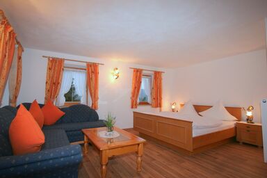 Knotzenlehen - Dreibettzimmer Nr. 2 für 2-3 Personen, Dusche/WC, Südbalkon, W-LAN, Nichtraucher