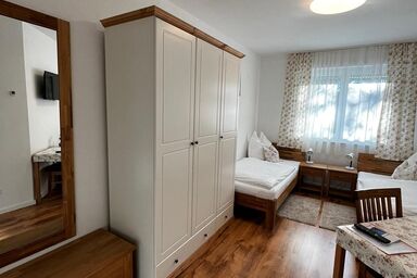 Gästehaus Traunreut - Monteur und Gästezimmer - - Doppelzimmer Nr. 2 mit Dusche/WC, TV
