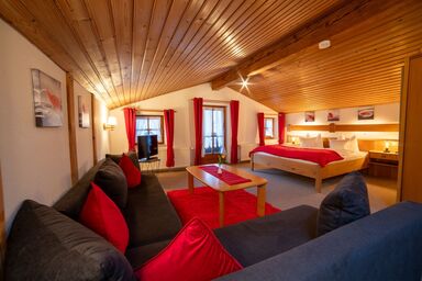 Gästehaus beim Schneidersepp inkl. Chiemgaukarte - Dreibettzimmer mit Balkon, Bad-Dusche/WC, WLAN, max. 3 Personen