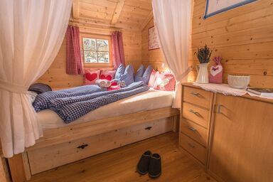 Familienbauernhof mit Märchenkulisse - ZITTRAUERHOF - Auszeithütte - Besonderer Urlaub im Garten