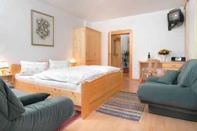 Hafnerhof Bachmann - Familienzimmer Hannes, Dusche und Bad, WC