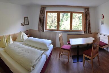 Pension Leitner - Doppelzimmer mit Dusche, WC