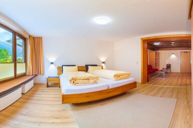 Pension Tina - Familienzimmer, Dusche, WC, kleines Wohnzimmer