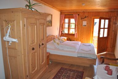 Pension Leopoldine - Doppelzimmer mit Seeblick mit Gemeinschaftsbad