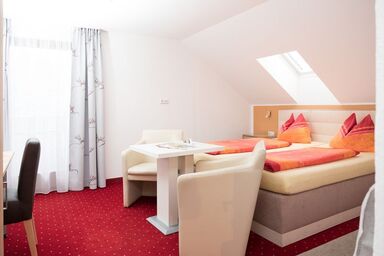 Pension Irlingerhof - Doppelzimmer mit Balkon und Gartenblick