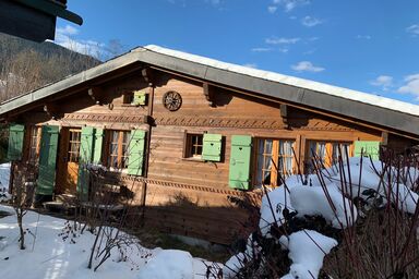 Gemütliches Holzschalet mit Heizung u. Schwedenofen, neben Ski-Wandergebieten. Nähe Zentrum Gstaad