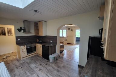 Geräumige Wohnung mit zwei Schlafzimmern und Balkon