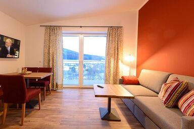 Wirtshausbrennerei Krenn - Einzelzimmer Obst ausgestattet mit Naturholzmöbeln