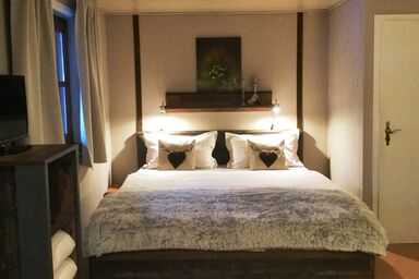 Pension Louise - Doppelzimmer mit Blick in den Ort