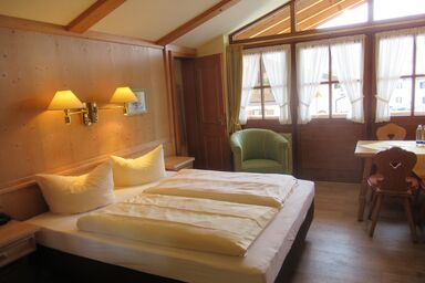 Sonnhof's Ferienresidenz - Familienzimmer mit zwei getrenneten Schlafräumen, Kochnische und Balkon für 2-4 Personen