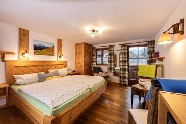 Mayringerlehen - Doppelzimmer Nr. 6, Dusche/WC/Balkon, 18 qm, TV, Safe, Kühlschrank, Obergeschoss