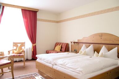 Gästehaus Menkenbauer inkl. Chiemgaukarte - Landhaus Dreibettzimmer Nr. 5 und 29, Dusche und WC, TV, WLAN