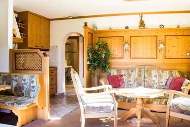 Ferienwohnungen v. Knoerzer-Suckow inkl. Chiemgaukarte - Ferienwohnung Alexander 55qm, Balkon, Kochnische, 1 Schlafzimmer, Wohnzimmer