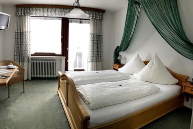 Gästehaus Pointner - Doppelzimmer 4 mit Balkon, Dusche und WC, Sitzecke, TV, WLAN