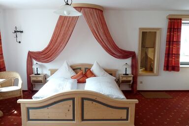 Gästehaus Pointner - Doppelzimmer 6 mit Balkon, Dusche und WC, Sitzecke, TV, WLAN