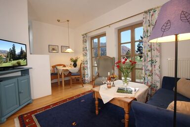 Landhaus Kramer inkl. Chiemgaukarte - Ferienwohnung 5, 42qm, Zellerberg, Balk., Kochnische, 1 Schlafz., 1 Wohnschlafz.