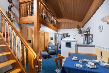 Ferienwohnungen Dankllehen - Maisonette-Ferienwohnung Grünstein, 1-2 Personen, 60 qm, 1 Schlafzimmer, Wohnzimmer mit Kachelofen, Balkon