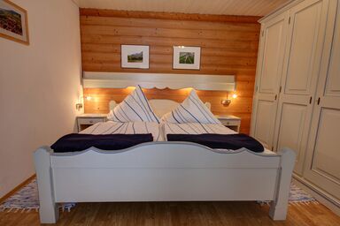 Hausernhof - Chiemgau Karte - Ferienwohnung Flieder für 2 Personen mit Balkon, TV, Küchenzeile, 45 qm