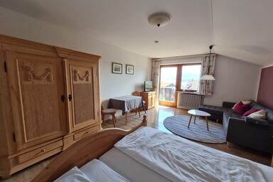 Gästehaus Radlerhof in Gstadt am Chiemsee - Ferienwohnung Tegernsee mit 55 qm mit Balkon