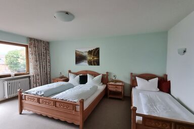 Gästehaus Radlerhof in Gstadt am Chiemsee - Ferienwohnung Königssee mit großem Balkon 65 qm