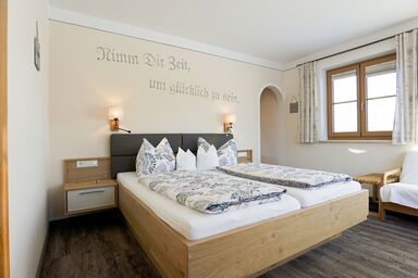 Schneider-Hof inkl. Chiemgaukarte - Nr. 2 Dreibettzimmer mit Dusche und WC, TV, Balkon, WLAN