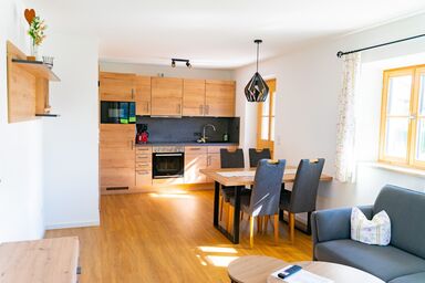 Ferienwohnungen Heillinger Gütl inkl. Chiemgaukarte - Ferienwohnung Kleeblatt 65 qm, 2 Schlafz., Wohnzimmer mit Küche, 4 Pers, WLAN