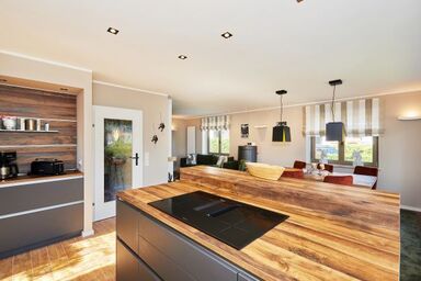 Haus Almrose - Ferienwohnung 150 qm mit Balkon