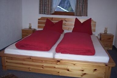 Haus Bruggerhof - Doppelzimmer mit Zusatzbett und Etagendusche/WC