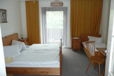 Haus Eberhard - Dreibettzimmer mit Gemeinschaftsbadezimmer