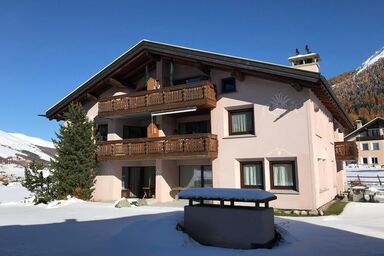 Ferienwohnung "Chesa Alexandra" mit Bergblick