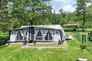 Klimatisierter Caravan mit umzäuntem Stellplatz