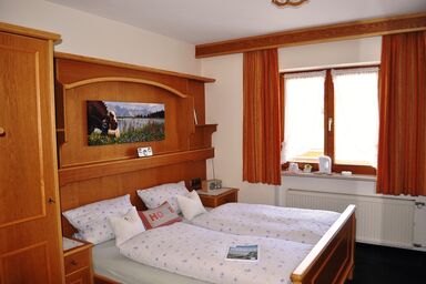 Gästehäuser Schwemmbauer - Doppelzimmer (5) mit Du/WC, Sitzecke, kleiner Balkon