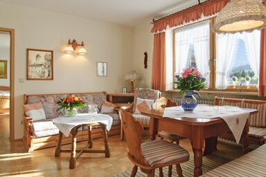 Haus Heizinger inkl. Chiemgaukarte - Fewo 1, 50qm, Balkon, Küche, 1 Schlaf- und 1 Wohnzimmer, max. 4 Pers, WLAN