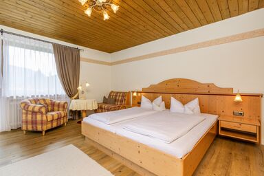 Gästehaus Menkenbauer - Landhaus Doppelzimmer Nr. 10, 11, 12,  Dusche und WC, Balkon, TV, WLAN