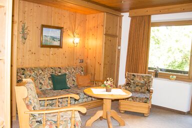 Ferienwohnungen v. Knoerzer-Suckow inkl. Chiemgaukarte - Ferienwohnung Isabella 65qm, Balkon, Kochnische, 2 Schlafzimmer, Wohnzimmer