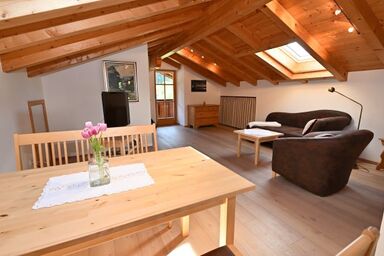 Ferienwohnungen Stocker - Ferienwohnung Stocker, 1-2 Personen, 50qm, Dusche/WC, Südbalkon, TV, 1 Schlafzimmer, Dachgeschoss, Allergikerwohnung