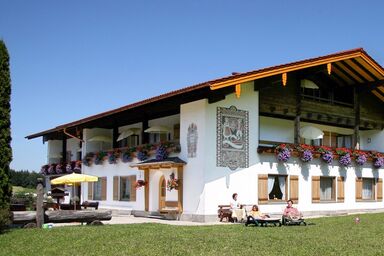 Gästehaus Meisl - Dreibettzimmer mit Dusche und WC, Balkon, Wohnecke