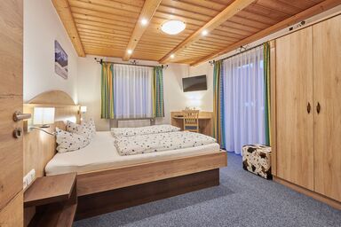 Gästehaus Sonnenbichl - Doppelzimmer mit Dusche und WC, Balkon oder Terrasse