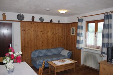 Allinger Hof inkl. Chiemgaukarte - Ferienwohnung Enzian 42qm, Balkon, Kochnische, 1 Schlafzimmer, Wohnzimmer