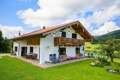 Ferienhaus Froschsee inkl. Chiemgaukarte - Ferienhaus bis 10 Personen 165 qm mit Balkon, Terrasse und 5 Schlafzimmern